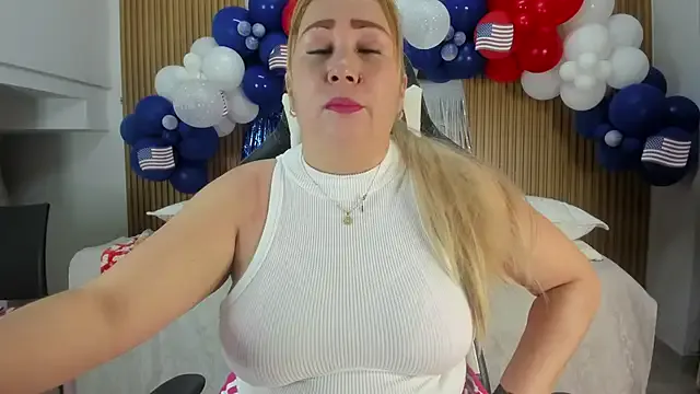 Danna_topless Image 3